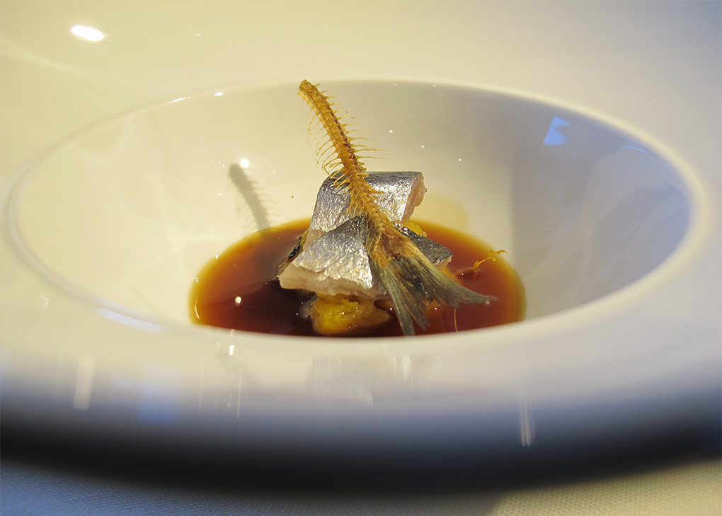 Este plato es un homenaje al brou torrat que hacían los pescadores a bordo. Foto: Antonella Ruggiero. Este plato es un homenaje al brou torrat que hacían los pescadores a bordo. Foto: Antonella Ruggiero.