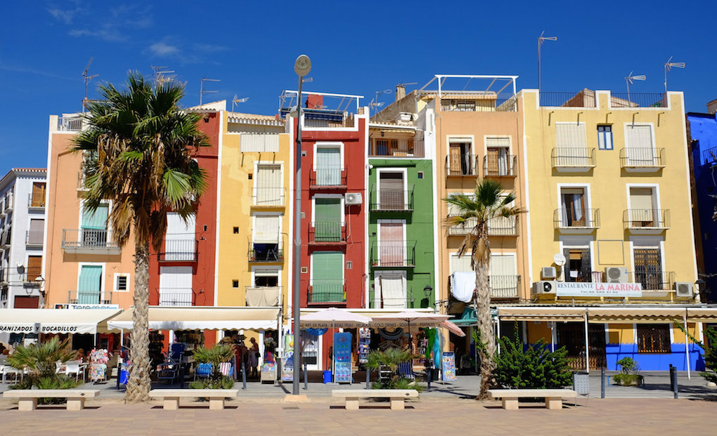Las típicas fachadas de colores del casco antiguo de Villajoyosa. Foto: Jean van der Sluijs Las típicas fachadas de colores del casco antiguo de Villajoyosa. Foto: Jean van der Sluijs