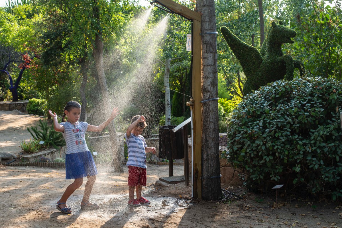 Y para los días de más calor, una ducha se convierte en un refrescante juego. Y para los días de más calor, una ducha se convierte en un refrescante juego.