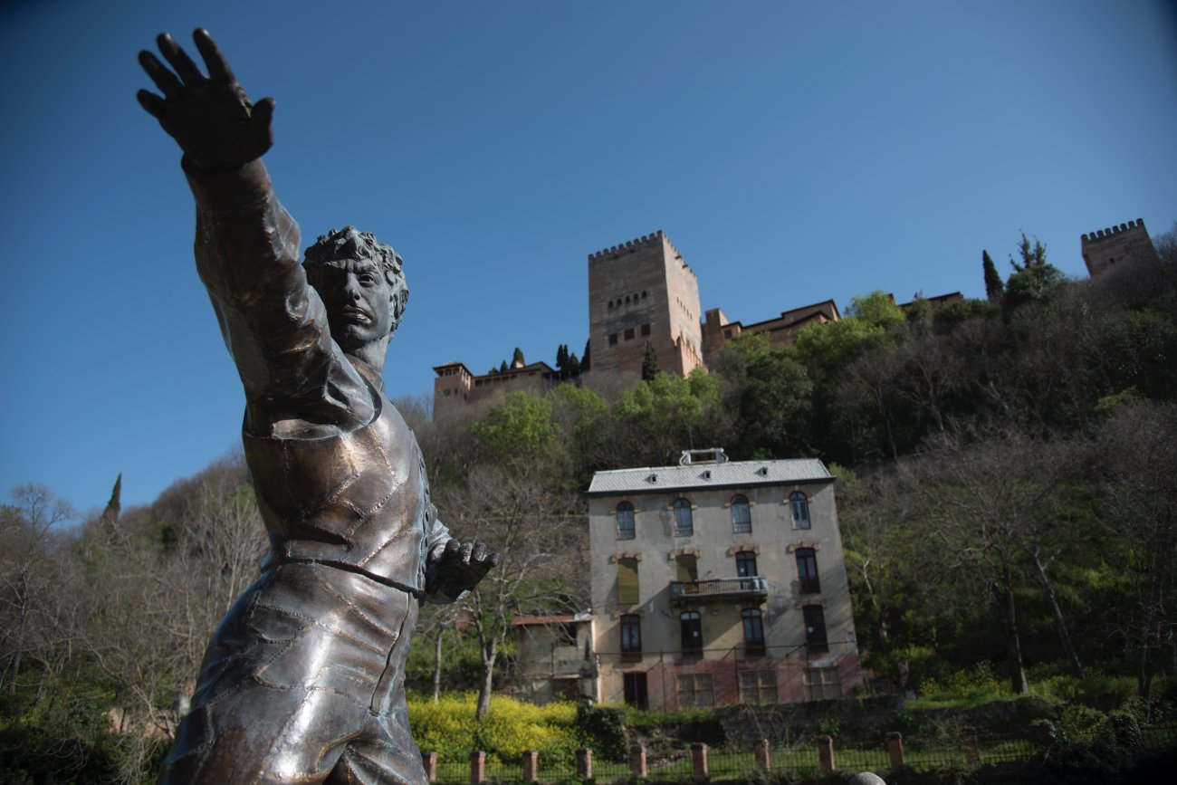 Escultura del bailaor Mario Maya en el Paseo de los Tristes de Granada. Escultura del bailaor Mario Maya en el Paseo de los Tristes de Granada.