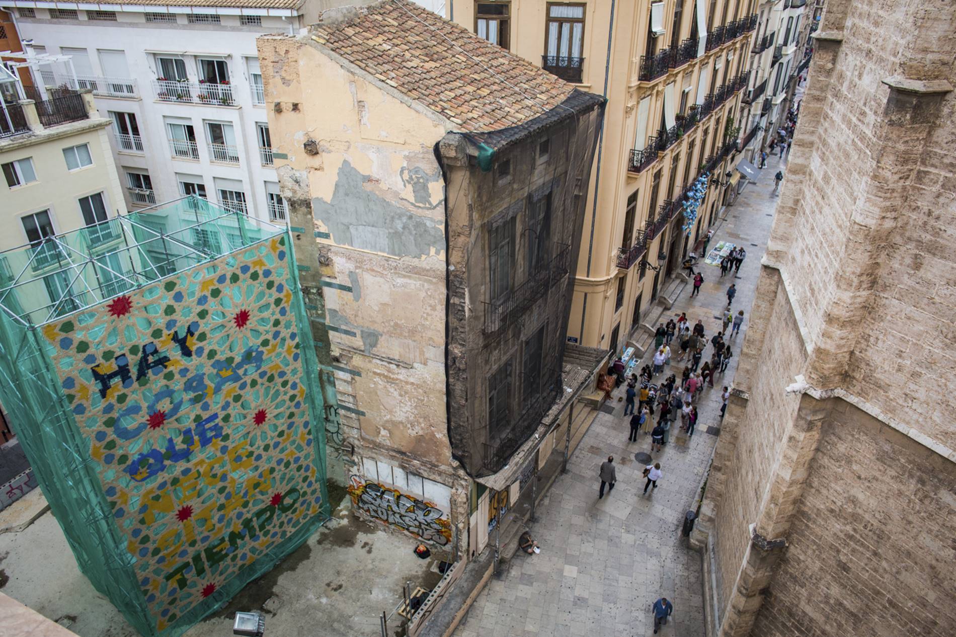 "Hay cosas que necesitan tiempo", reza un andamio adornado en una de las calles del centro de Valencia. "Hay cosas que necesitan tiempo", reza un andamio adornado en una de las calles del centro de Valencia.