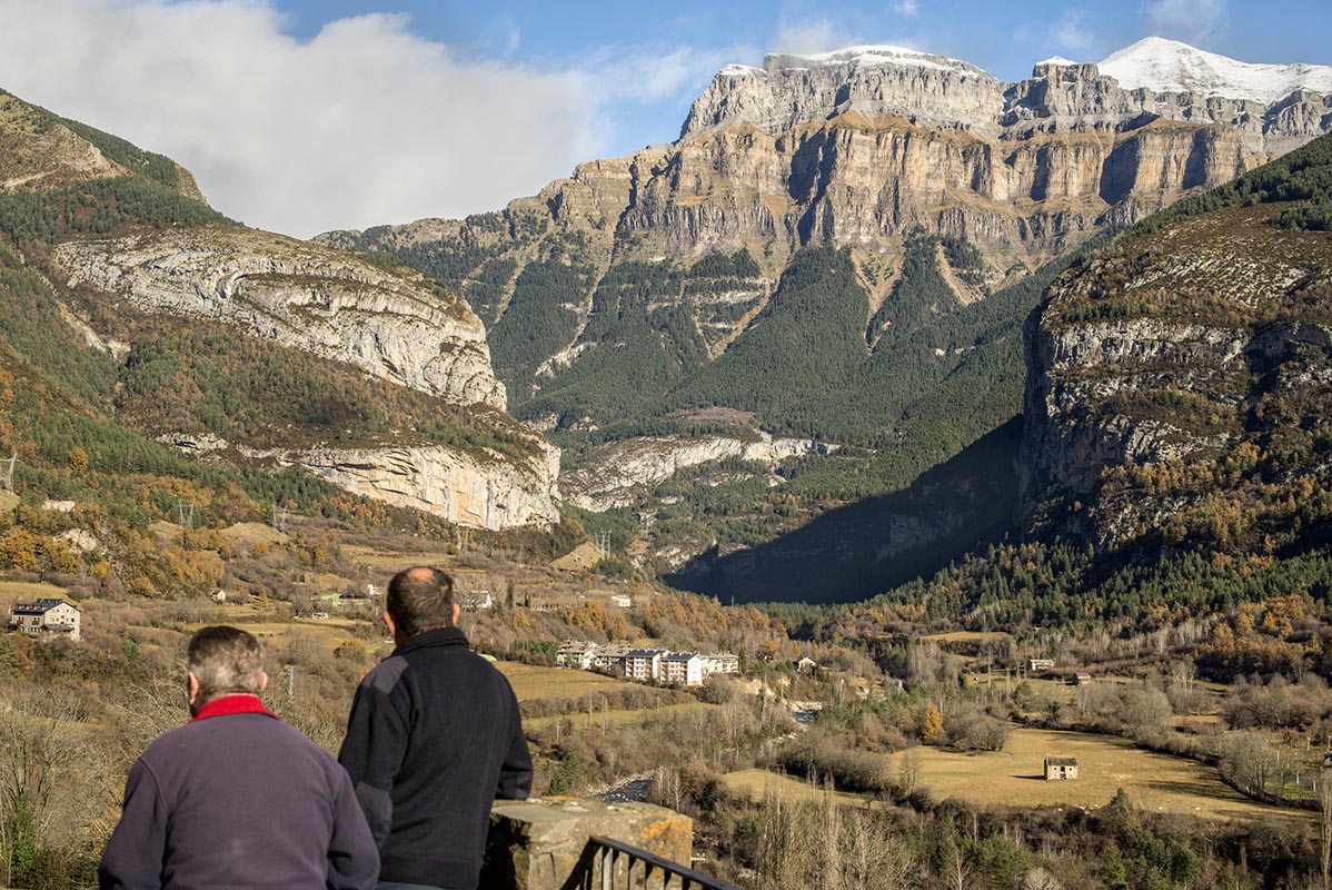 Al pie de la muralla de la fortaleza medieval, desde donde se vigilaban los asaltos de los franceses. Al pie de la muralla de la fortaleza medieval, desde donde se vigilaban los asaltos de los franceses.