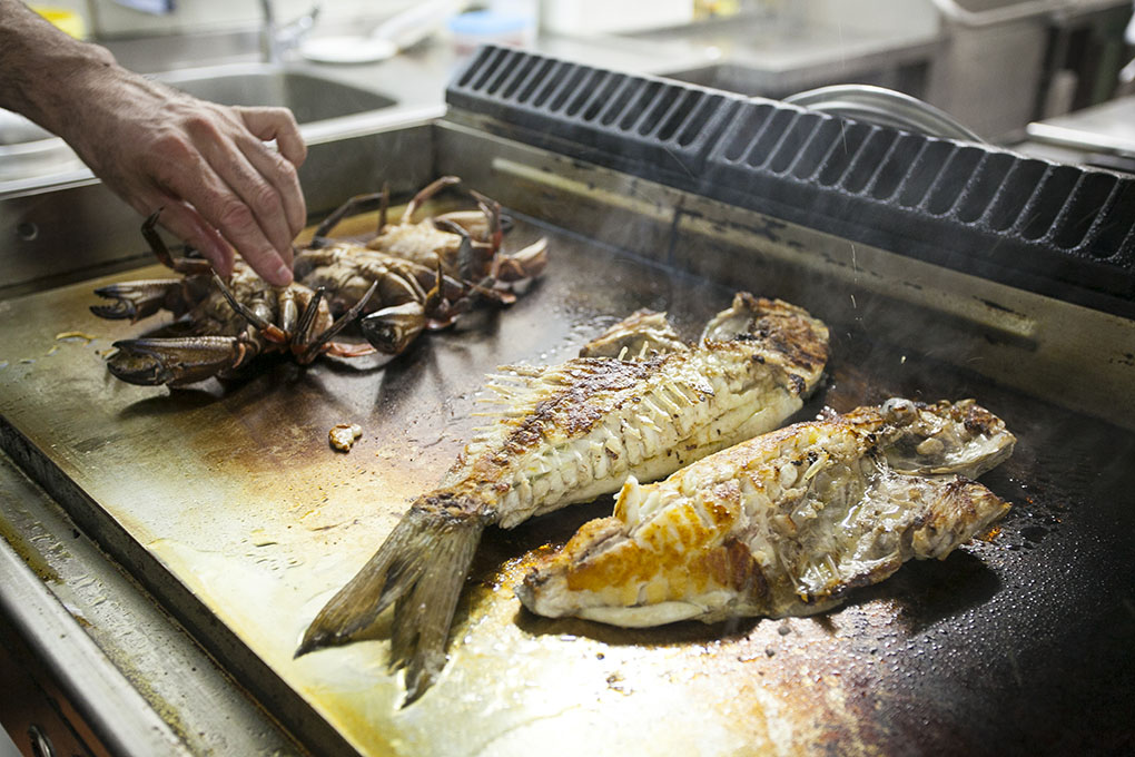 Pescados, de caña y anzuelo, y mariscos frescos a la plancha. Pescados, de caña y anzuelo, y mariscos frescos a la plancha.