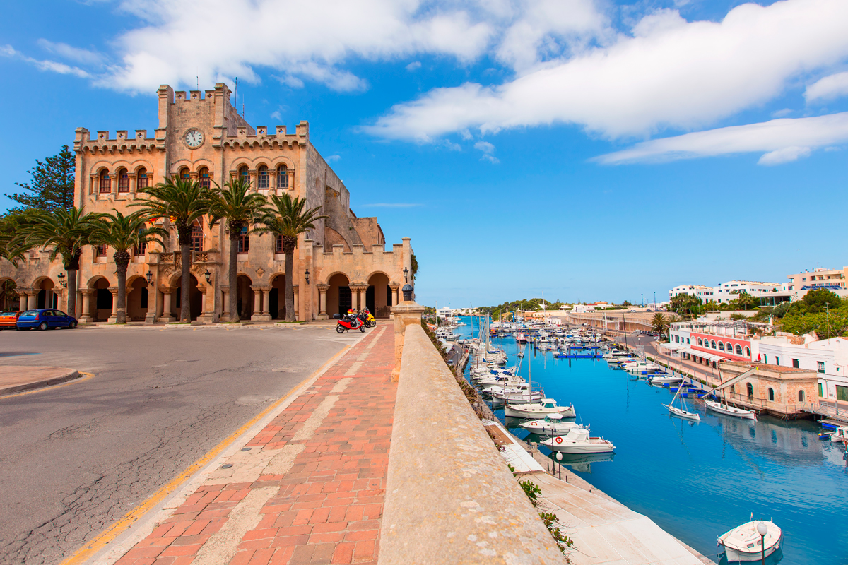 Algunas de las vistas que ofrece la ciudad: el Ayuntamiento junto al mar. Foto: Shutterstock Algunas de las vistas que ofrece la ciudad: el Ayuntamiento junto al mar. Foto: Shutterstock