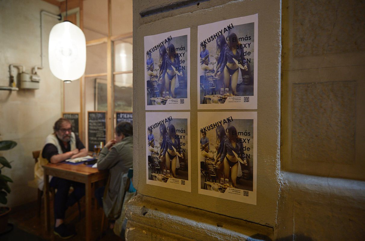 Un cartel en la entrada del restaurante pop up del chef Aitor Olabegoya anima a venir el fin de semana a Poble Sec (Barcelona). Un cartel en la entrada del restaurante pop up del chef Aitor Olabegoya anima a venir el fin de semana a Poble Sec (Barcelona).