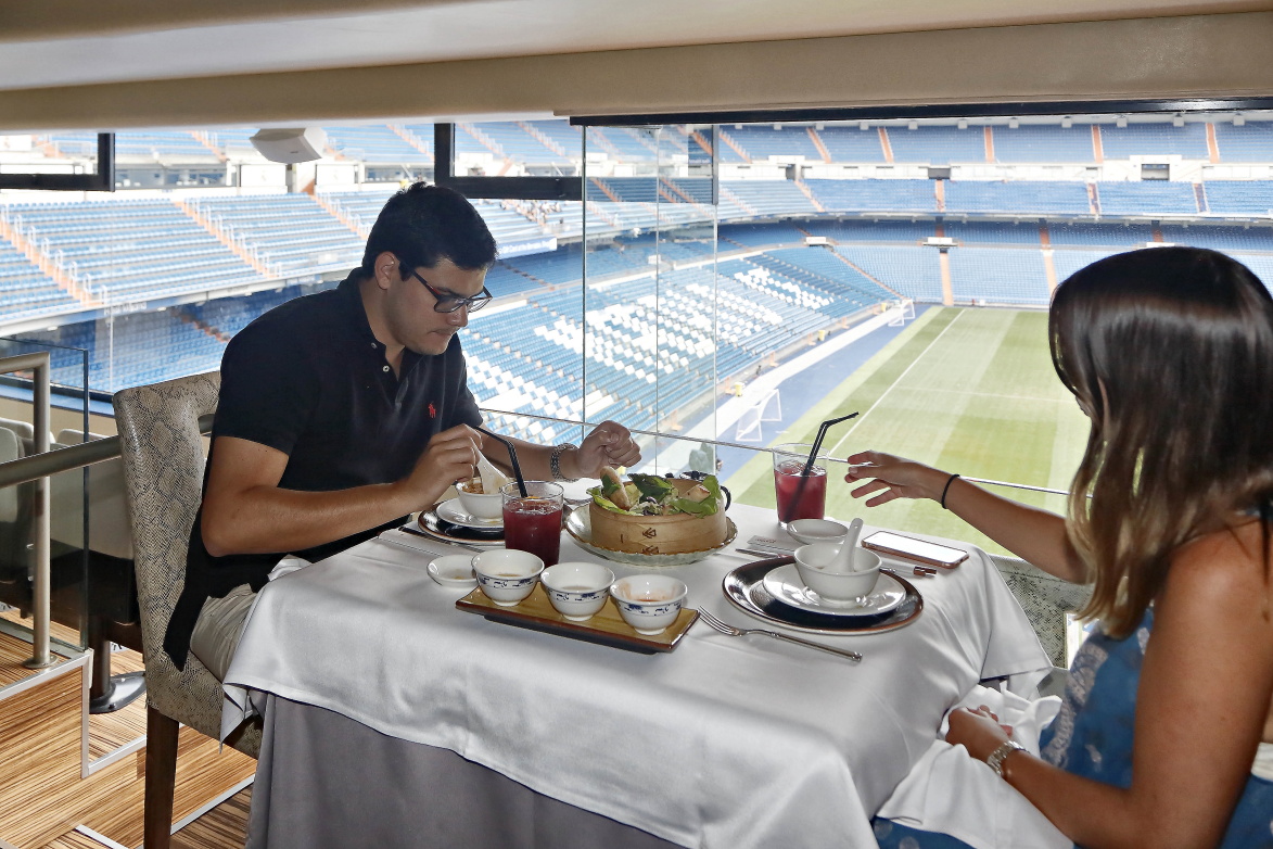 Una pareja comiendo Una pareja comiendo