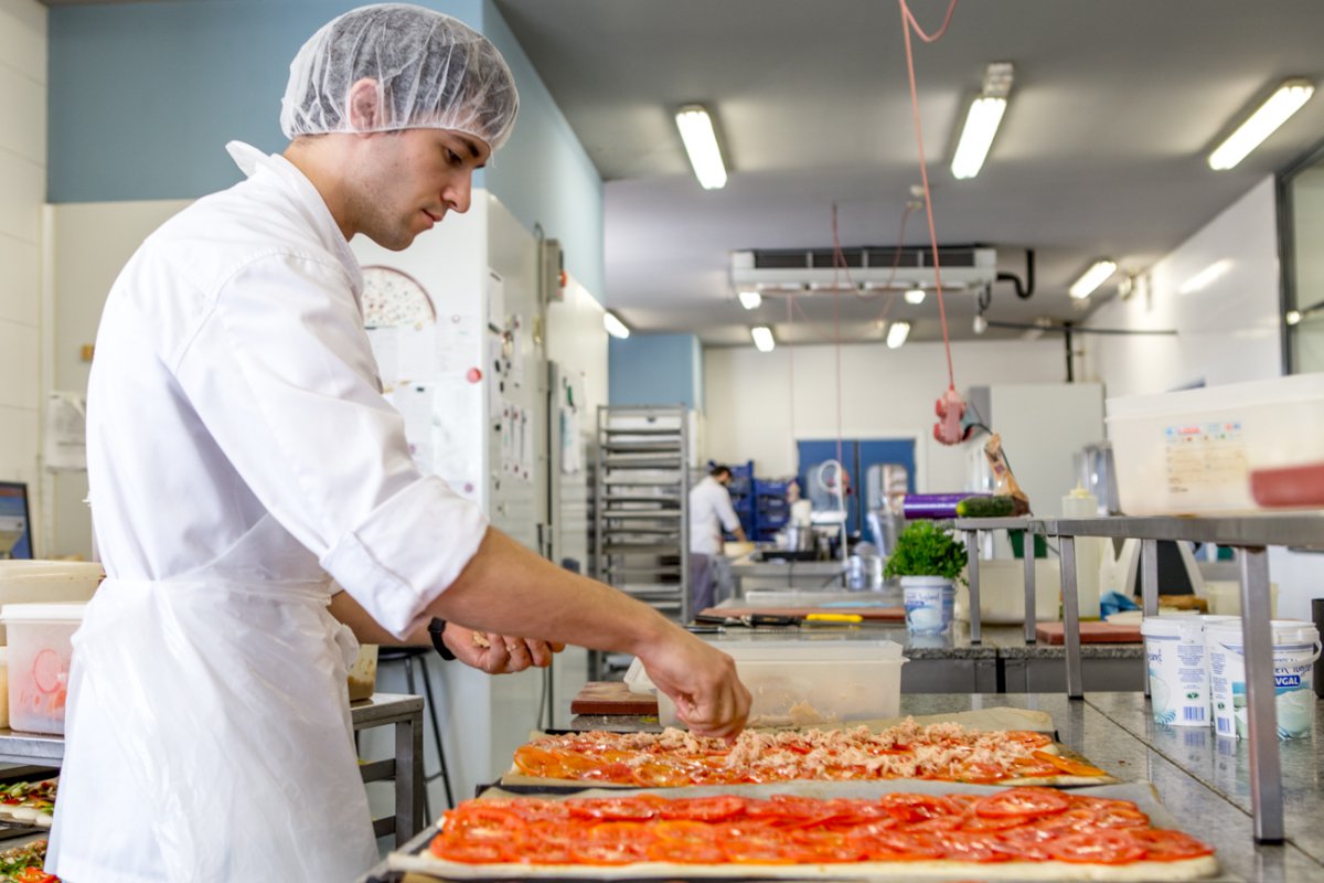 Pastelería y obrador Tugues (Lleida): personal trabajando en el obrador (2) Pastelería y obrador Tugues (Lleida): personal trabajando en el obrador (2)