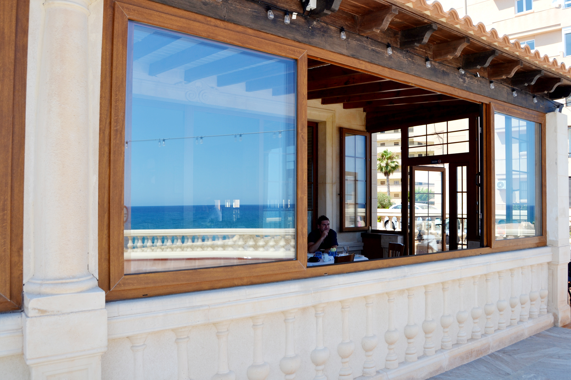 La terraza cubierta. En su reflejo, la terraza al aire libre y las vistas. Foto: A.M. La terraza cubierta. En su reflejo, la terraza al aire libre y las vistas. Foto: A.M.