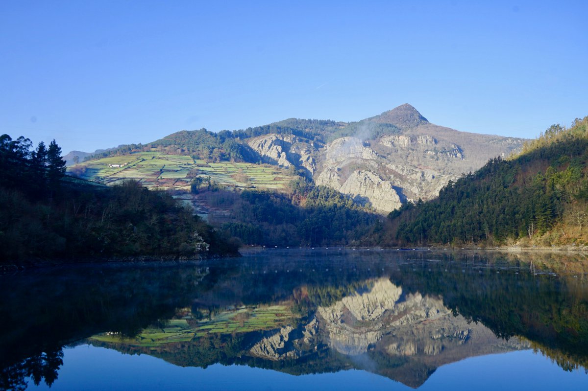 El embalse de Doiras, desde la presa. El embalse de Doiras, desde la presa.
