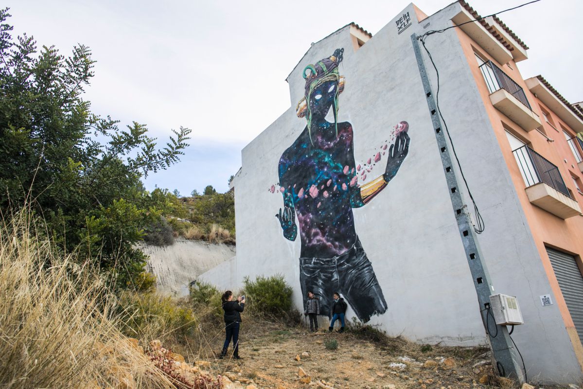 En los itinerarios descubres figuras gigantes, como esta creación de Deih, en cualquier rincón. En los itinerarios descubres figuras gigantes, como esta creación de Deih, en cualquier rincón.