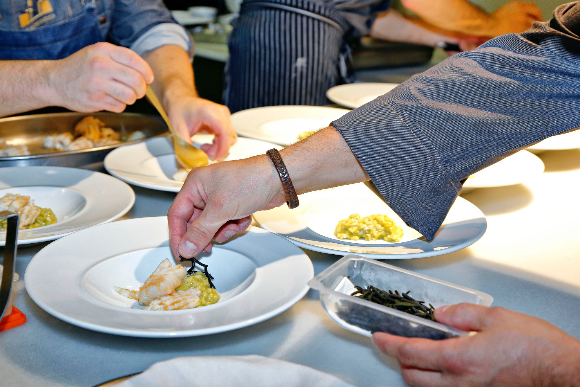 Restaurante 'Cocinandos' (León): raya a la gallega sobre arroz con plancton, algas y 'raifort'. Restaurante 'Cocinandos' (León): raya a la gallega sobre arroz con plancton, algas y 'raifort'.