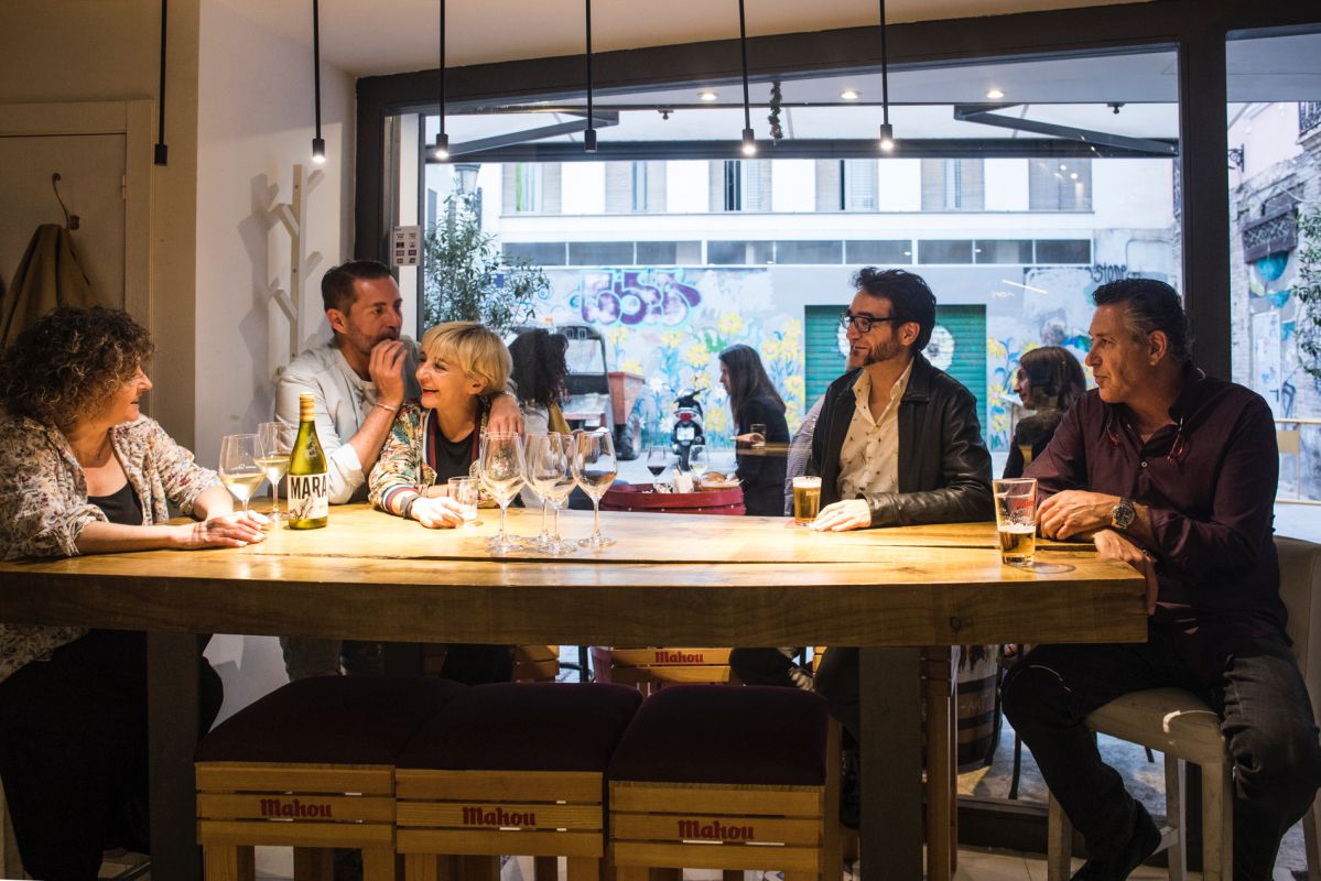 Un grupo de amigos charla animadamente en el bar Sorbito Divino, en Valencia. Un grupo de amigos charla animadamente en el bar Sorbito Divino, en Valencia.