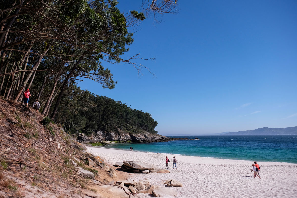 En la playa de los Alemanes uno se puede bañar como llegó a este mundo, aunque muchos optan por dejarse el bañador. En la playa de los Alemanes uno se puede bañar como llegó a este mundo, aunque muchos optan por dejarse el bañador.