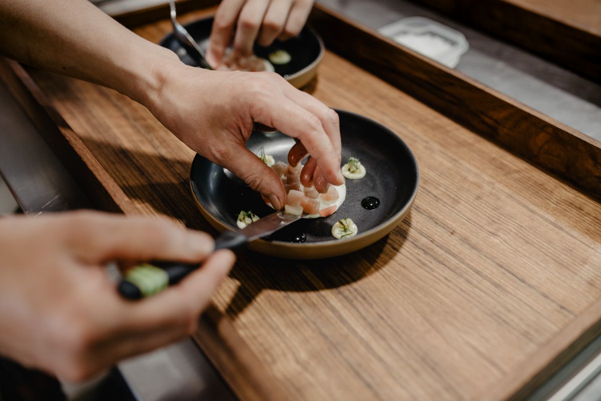 Emplatando los dados de atún en uno de los platos del restaurante 'Culler de Pau', en O Grove, Pontevedra. Emplatando los dados de atún en uno de los platos del restaurante 'Culler de Pau', en O Grove, Pontevedra.