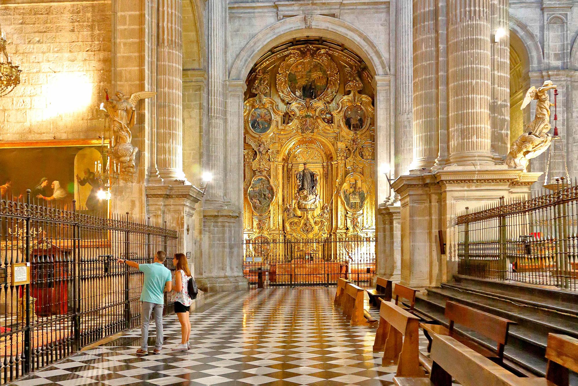 Tras las rejas de la Capilla Mayor se puede ver la lápida del obispo por fin enterrado. Tras las rejas de la Capilla Mayor se puede ver la lápida del obispo por fin enterrado.
