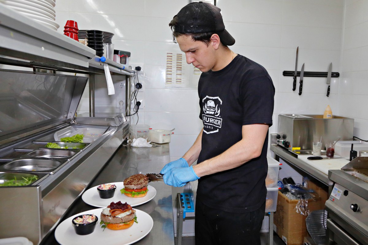 Todas las hamburguesas de 'AviBurger' se hacen a la plancha. Todas las hamburguesas de 'AviBurger' se hacen a la plancha.