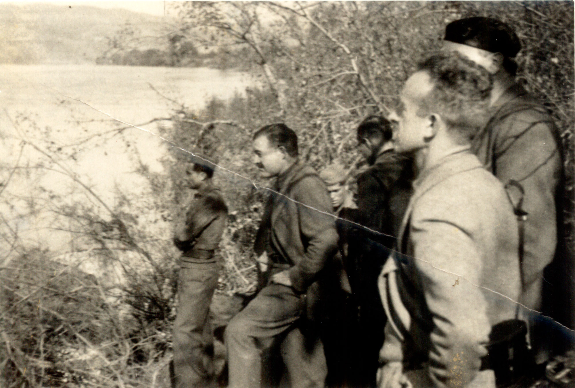 Hemingway y Buckley asomándose al Ebro. Foto cedida por Ramón Buckley. Hemingway y Buckley asomándose al Ebro. Foto cedida por Ramón Buckley.