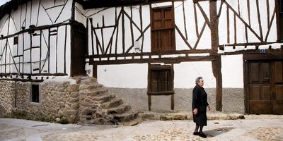 Casas tradicionales en una calle de Cabezuela del Valle. Casas tradicionales en una calle de Cabezuela del Valle.