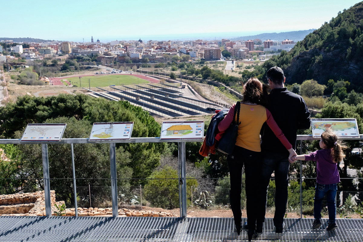 Vistas del pueblo La Vall D'Uxió desde el poblado íbero, que se encuentra justo en la cima del cerro San José. Vistas del pueblo La Vall D'Uxió desde el poblado íbero, que se encuentra justo en la cima del cerro San José.