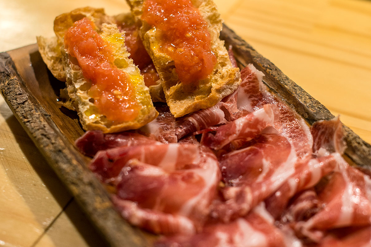 El jamón de bellota con el pan de cristal es siempre un acierto. El jamón de bellota con el pan de cristal es siempre un acierto.