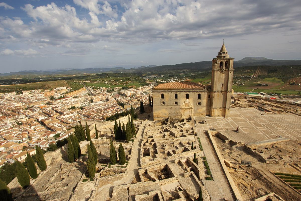 La fortaleza o castillo de La Mota pertenece a la época nazarí. La fortaleza o castillo de La Mota pertenece a la época nazarí.
