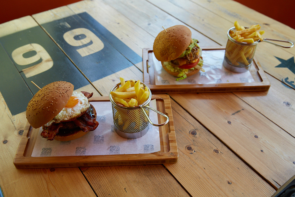 Ton up Burguer 59 en primer plano y Burguer Pollo Sun Records en el fondo. Ton up Burguer 59 en primer plano y Burguer Pollo Sun Records en el fondo.