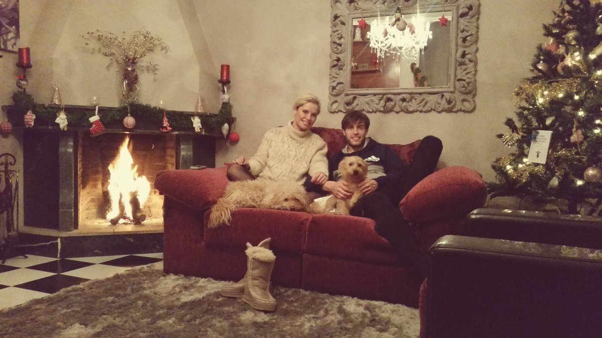La artista junto a su marido, Miguel Herrera, en el salón de la casa familiar de ella. Foto cedida. La artista junto a su marido, Miguel Herrera, en el salón de la casa familiar de ella. Foto cedida.