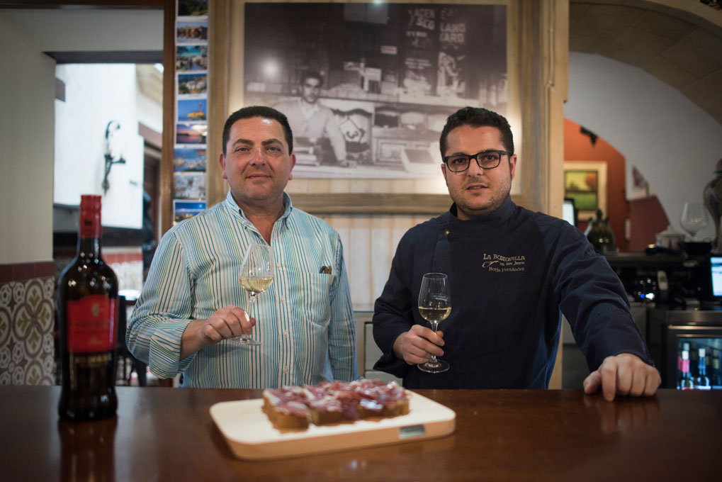 Rafael y su hijo Borja, junto a la fotografía del abuelo José. Foto: Marcos Moreno. Rafael y su hijo Borja, junto a la fotografía del abuelo José. Foto: Marcos Moreno.