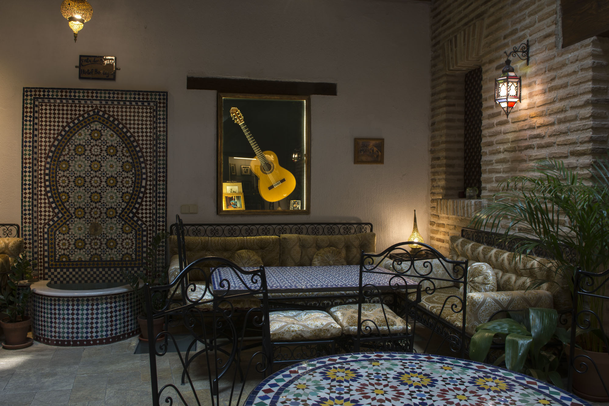 Planta baja del patio del hotel, con la guitarra de Paco de Lucía como protagonista absoluta. Planta baja del patio del hotel, con la guitarra de Paco de Lucía como protagonista absoluta.