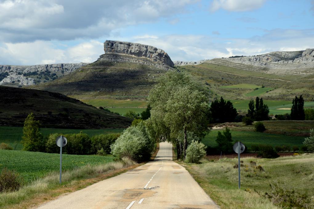 Los perfiles de Peña Ulaña son espectaculares. Recorrerlos en bicicleta son una buena idea. Los perfiles de Peña Ulaña son espectaculares. Recorrerlos en bicicleta son una buena idea.