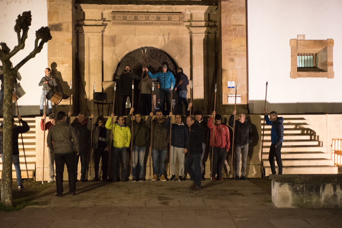 Ensayos nocturnos en el pueblo previos a la gran cita religiosa. Foto: Eneko García Ureta. Ensayos nocturnos en el pueblo previos a la gran cita religiosa. Foto: Eneko García Ureta.