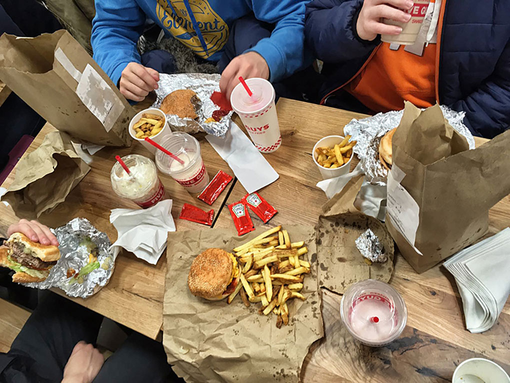 Nacho y sus amigos disfrutando de Five Guys. Nacho y sus amigos disfrutando de Five Guys.