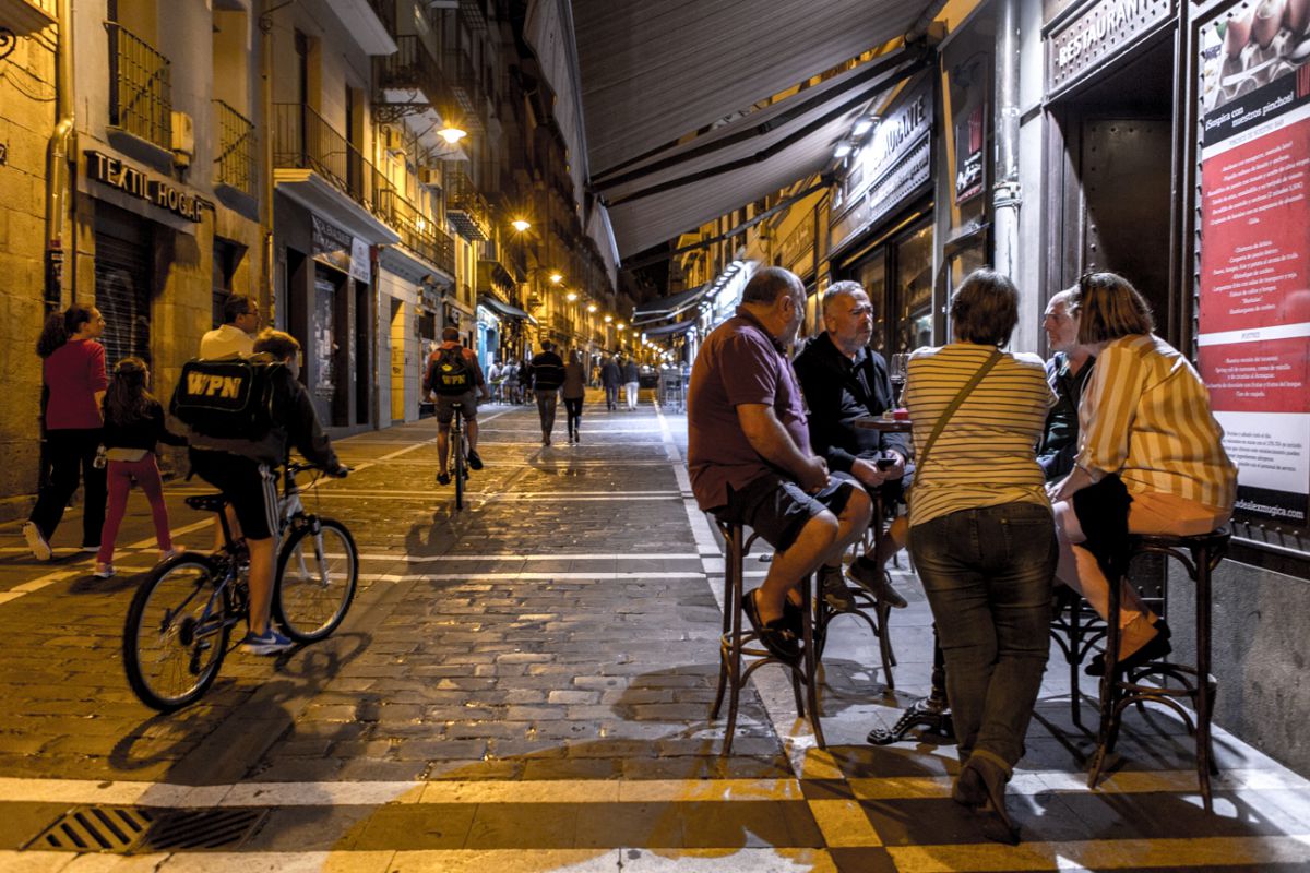 La terraza de 'Álex Múgica' en la calle Estafeta es perfecta para picar algo. La terraza de 'Álex Múgica' en la calle Estafeta es perfecta para picar algo.