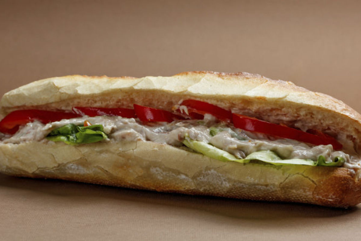 Bocadillo de bonito y pimiento. Bocadillo de bonito y pimiento.