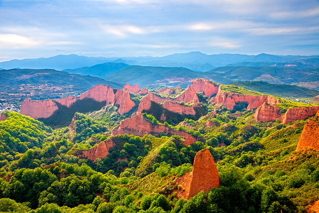 Las Médulas están rodeadas de bosques de castaños. Foto: Shutterstock Las Médulas están rodeadas de bosques de castaños. Foto: Shutterstock