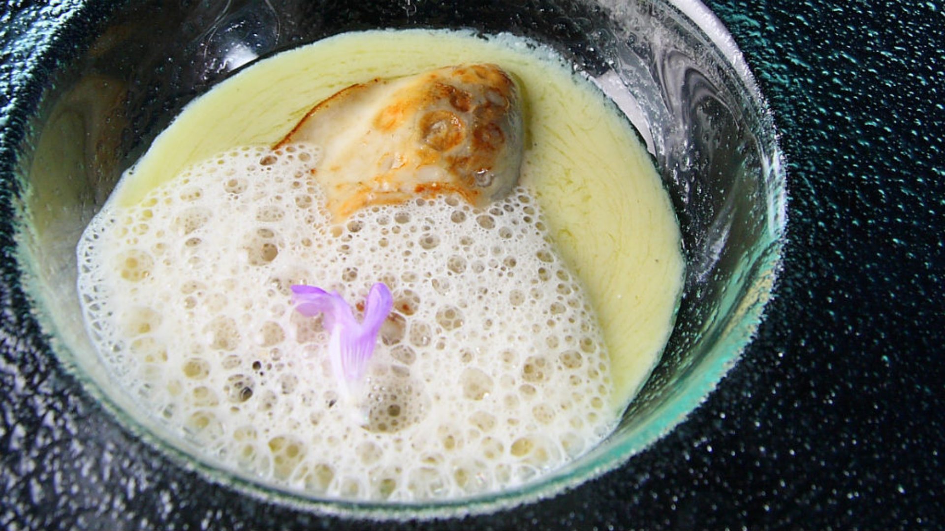 Plato estrella: Ostra 'gillardeau' a la plancha con crema de borrajas y emulsión del jugo de las ostras. Plato estrella: Ostra 'gillardeau' a la plancha con crema de borrajas y emulsión del jugo de las ostras.