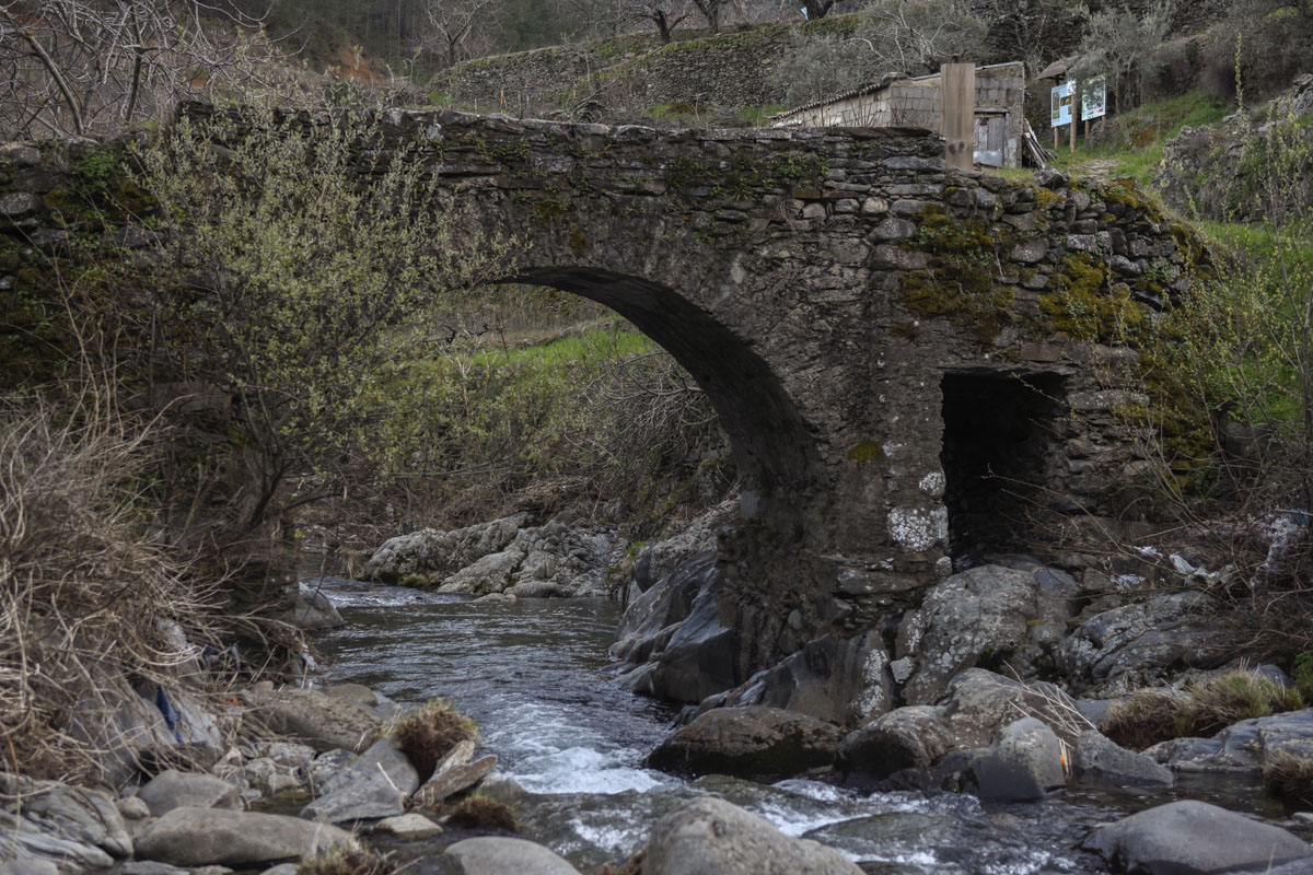 Hermosos puentes de piedra peinan a los ríos de la comarca aquí y allá. Hermosos puentes de piedra peinan a los ríos de la comarca aquí y allá.