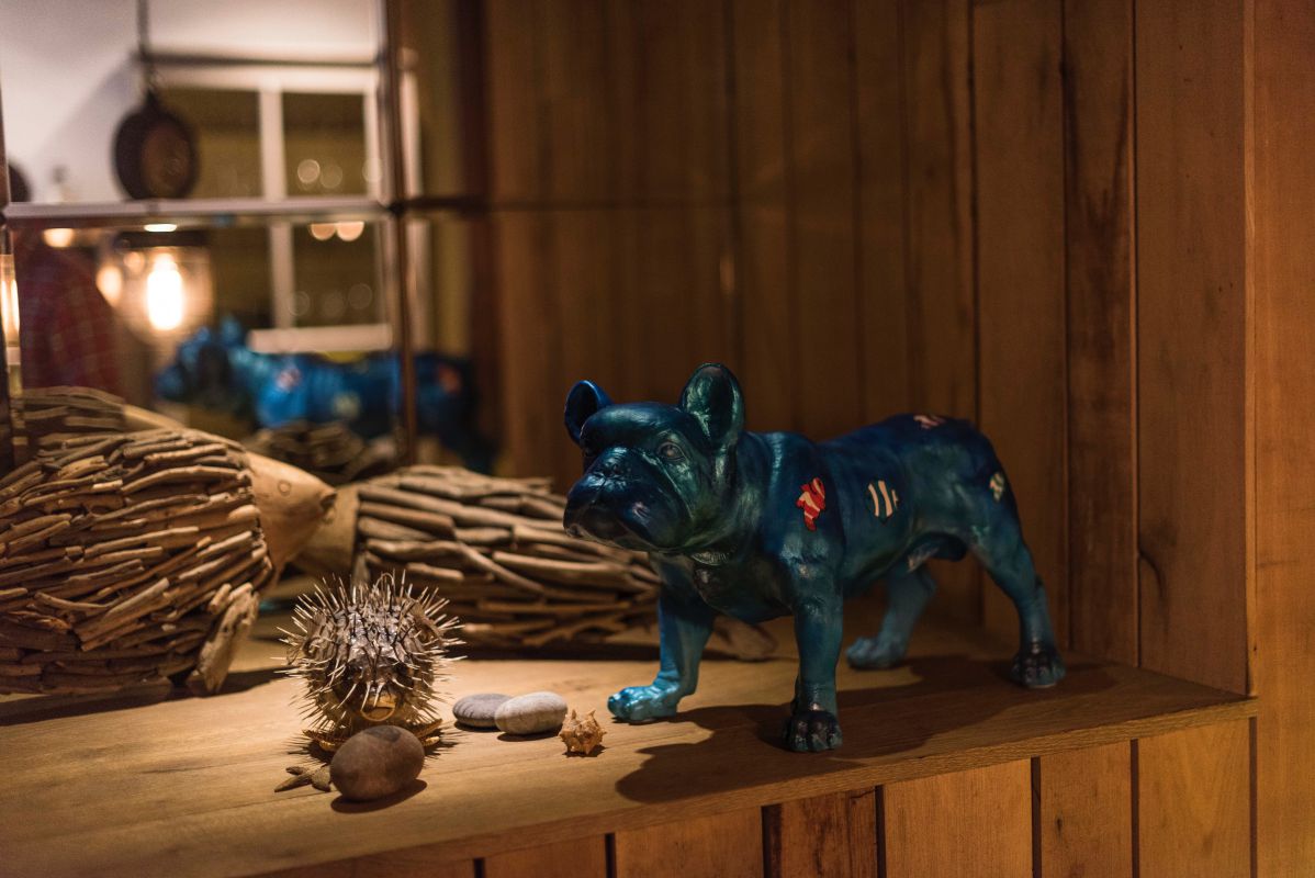 La decoración del restaurante lo convierte en un lugar acogedor y cálido en el barrio más literario de la capital. La decoración del restaurante lo convierte en un lugar acogedor y cálido en el barrio más literario de la capital.