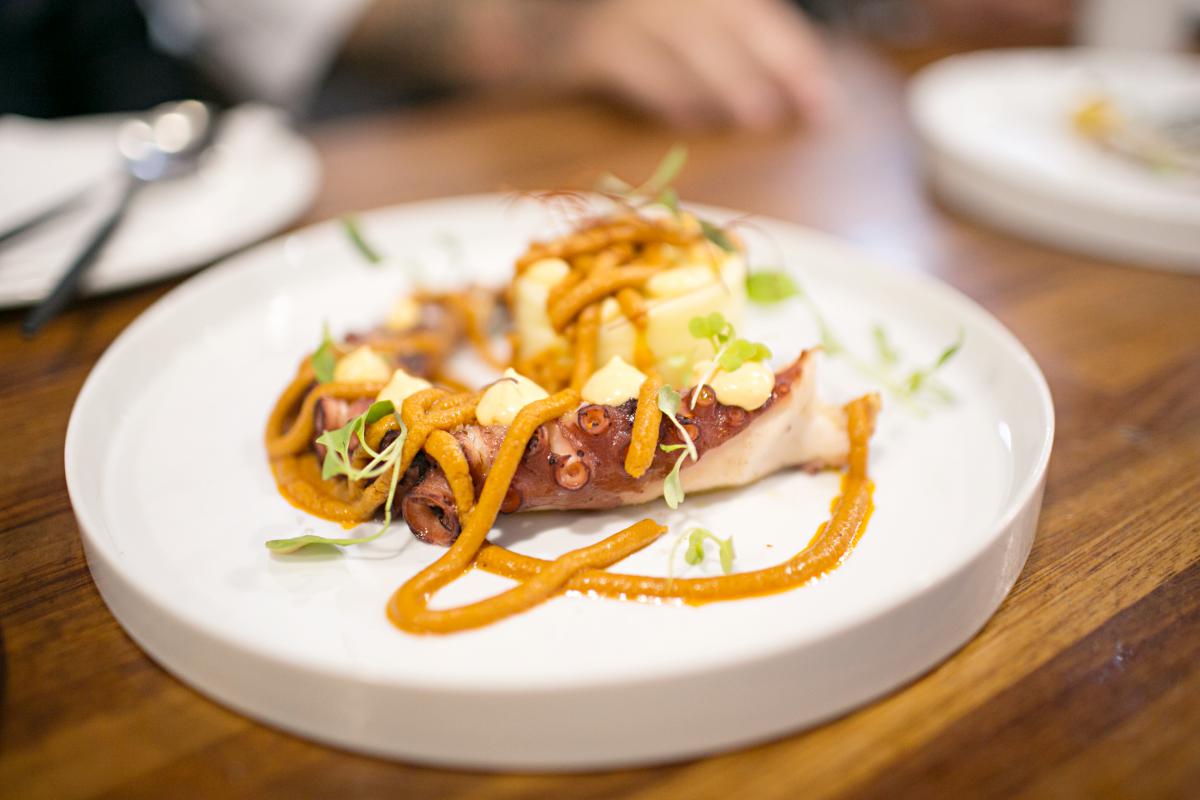 Pulpo de roca con setas con miel y comino y cremoso de patata. Pulpo de roca con setas con miel y comino y cremoso de patata.