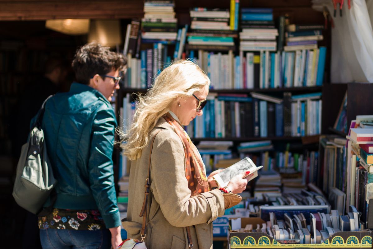 Una chica leyendo en un puesto de libros del mercadillo de Las Dalia, Ibiza. Una chica leyendo en un puesto de libros del mercadillo de Las Dalia, Ibiza.