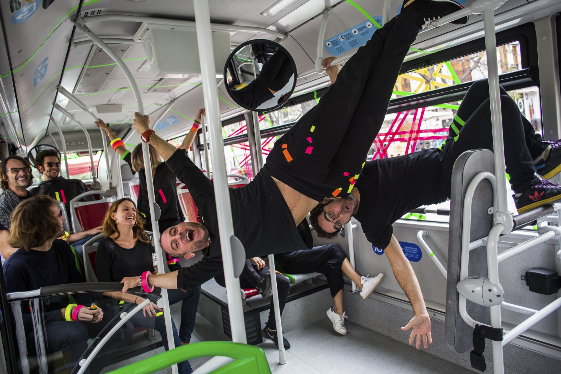El Colectivo Tape Art Society (TAP) en una de sus 'performances' en el transporte público valenciano. El Colectivo Tape Art Society (TAP) en una de sus 'performances' en el transporte público valenciano.