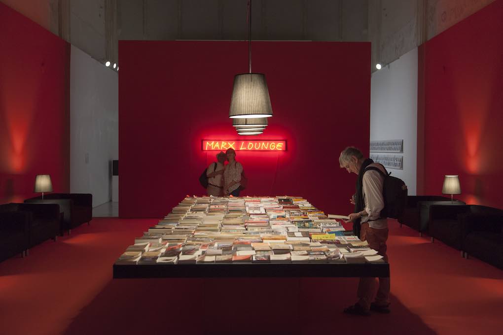 La obra 'Marx Lounge', de la exposición de Alfredo Jaar para el CAAC. Foto: Beto Criado. La obra 'Marx Lounge', de la exposición de Alfredo Jaar para el CAAC. Foto: Beto Criado.