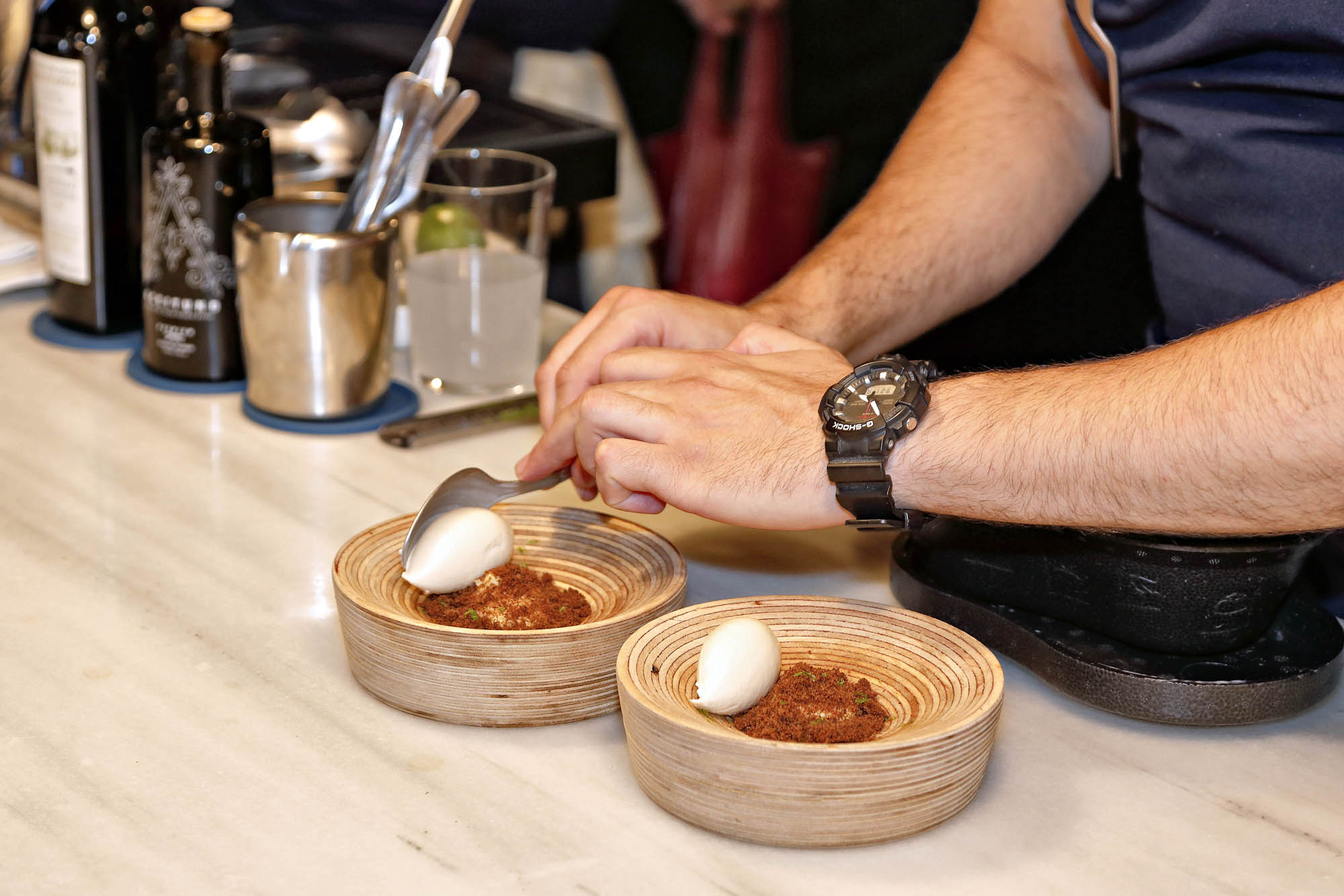 'Quenelle' de helado de aceite picual y miel de brezo, con naranja y tierra de chocolate. 'Quenelle' de helado de aceite picual y miel de brezo, con naranja y tierra de chocolate.