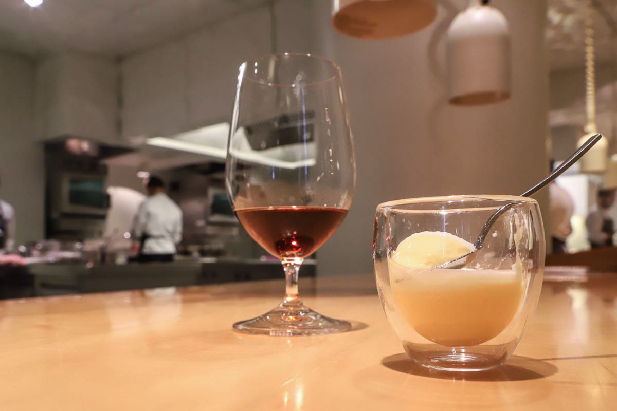 El postre del restaurante Nerua de huevo, leche y azahar. El postre del restaurante Nerua de huevo, leche y azahar.