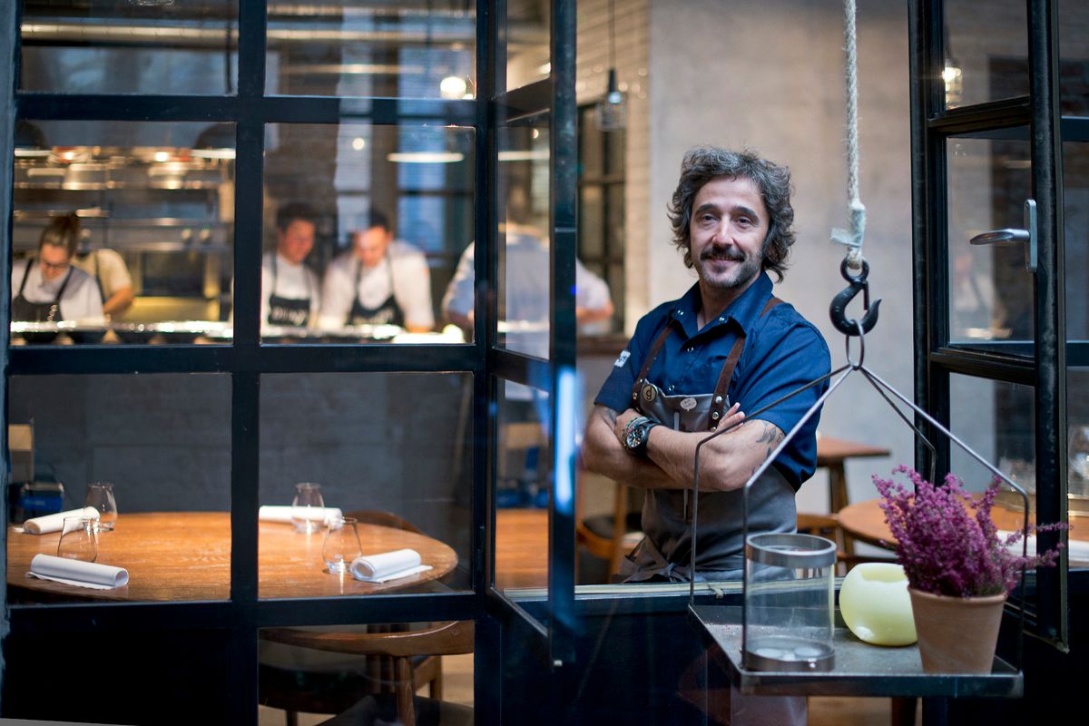 Diego Guerrero en su restaurante, 'DSTAgE'. Foto: Sofía Moro. Diego Guerrero en su restaurante, 'DSTAgE'. Foto: Sofía Moro.