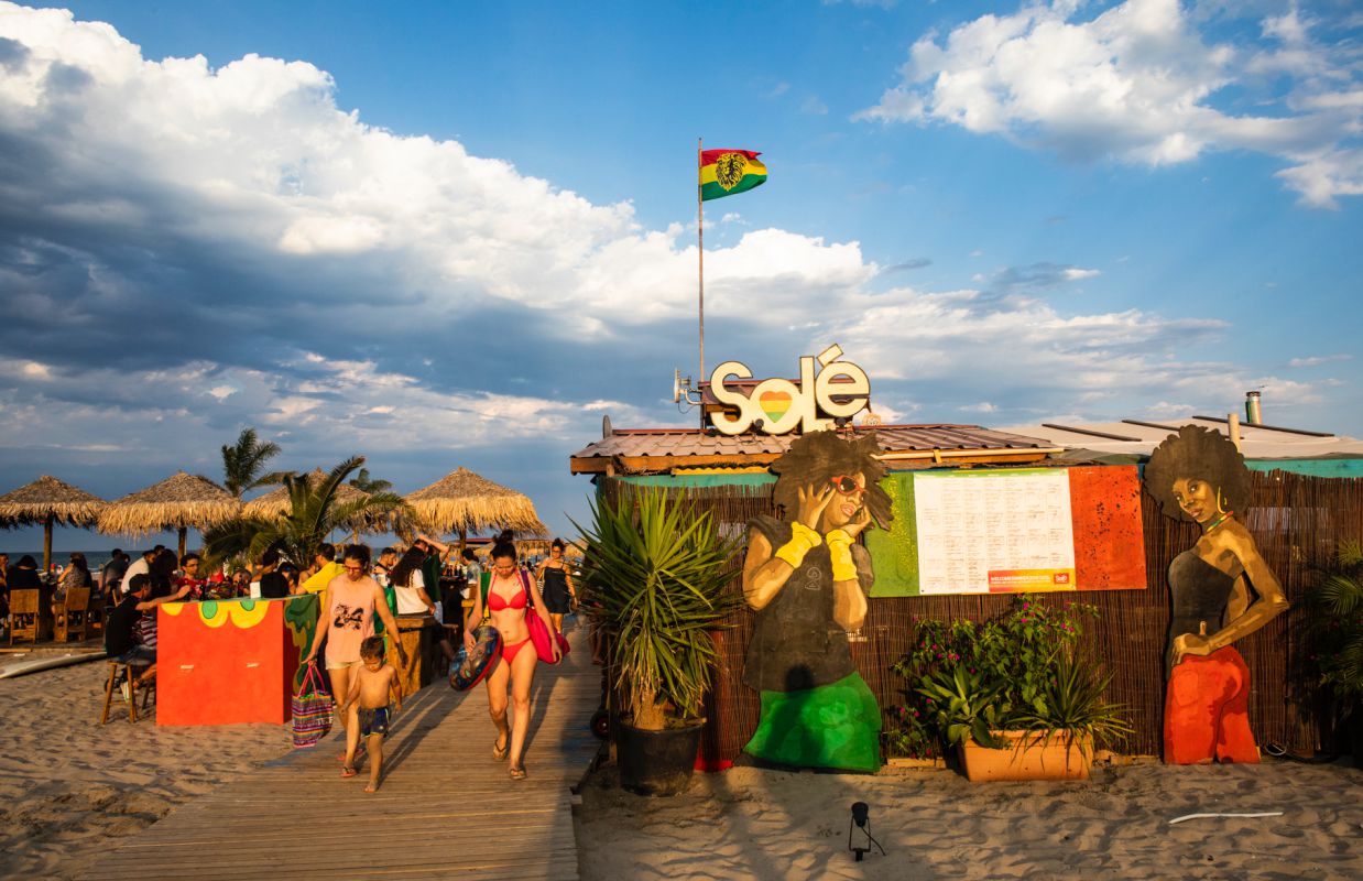 El propio festival de reggae Rototom Splash asume la dirección artística de este chiringuito. El propio festival de reggae Rototom Splash asume la dirección artística de este chiringuito.