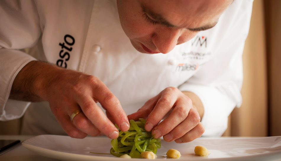 El chef Ignacio Echapresto, manos a la obra. Foto: Venta Moncalvillo. El chef Ignacio Echapresto, manos a la obra. Foto: Venta Moncalvillo.