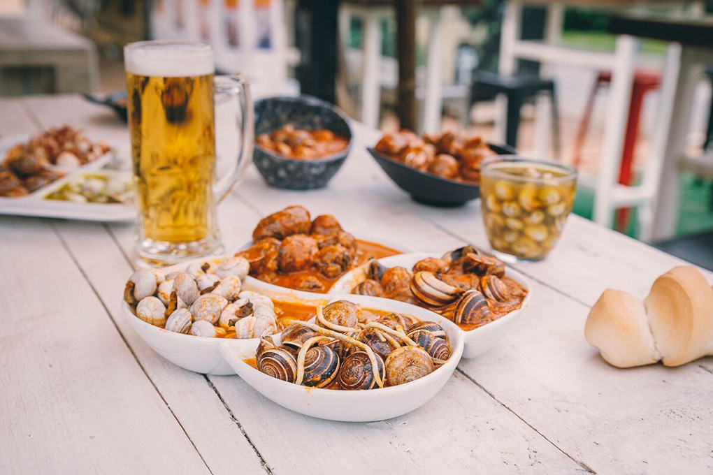 Plato degustación de Noreña con cabrillas con gulas, con rabo de toro, caracoles al picantón y gordos con salsa tradicional. Plato degustación de Noreña con cabrillas con gulas, con rabo de toro, caracoles al picantón y gordos con salsa tradicional.
