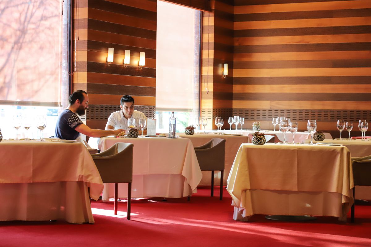 El diseño del restaurante, donde la madera es la protagonista, se inspira en una caja de puros. El diseño del restaurante, donde la madera es la protagonista, se inspira en una caja de puros.