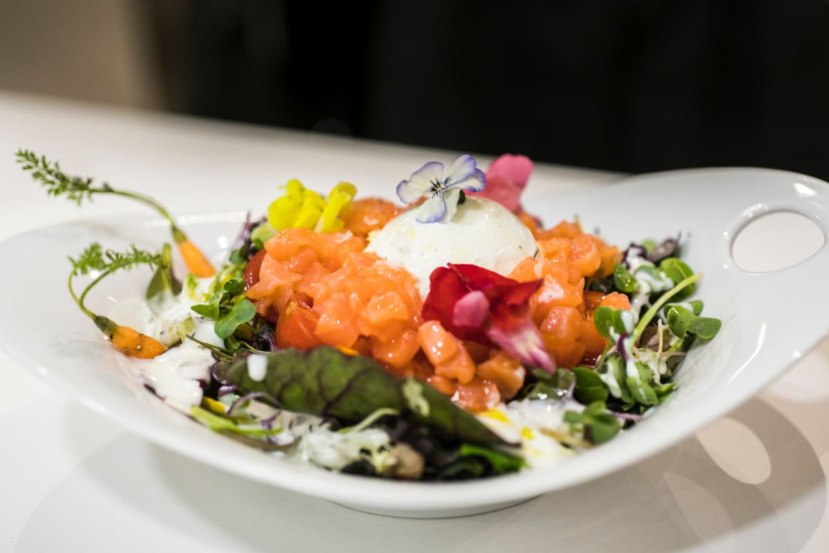 Ensalada de burrata y salmón ahumado. Ensalada de burrata y salmón ahumado.